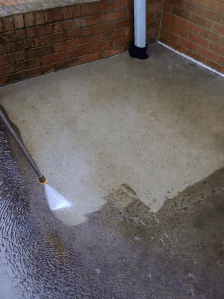Algae removal on a terrace in Gran Canaria